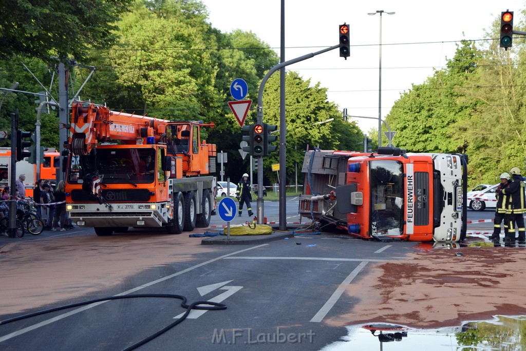 TLF 4 umgestuerzt Koeln Bocklemuend Ollenhauer Ring Militaerringstr P085.JPG - Miklos Laubert